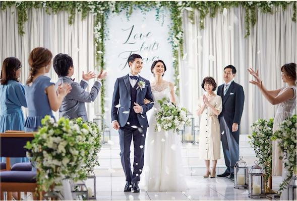 【10万組の信頼×7.7万円の高品質】少人数婚の先鋒として、25年で10万組以上の絆を形にしてきました。自社一貫体制により中間コストを抑え、衣装や写真も妥協しない「7.7万円」の挙式を実現。派手な演出よりも想いが届く、小さな感動の物語をプロデュースします。